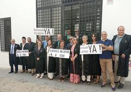 Abogados y procuradores se concentran para exigir la «reactivación de la Justicia»