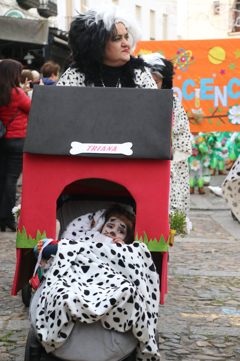 Fotos: Arranca el Carnaval en Jerez de los Caballeros con el desfile de los centros educativos