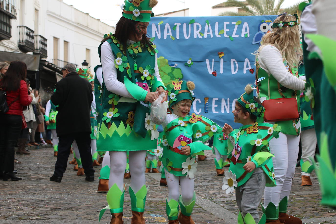 Fotos: Arranca el Carnaval en Jerez de los Caballeros con el desfile de los centros educativos