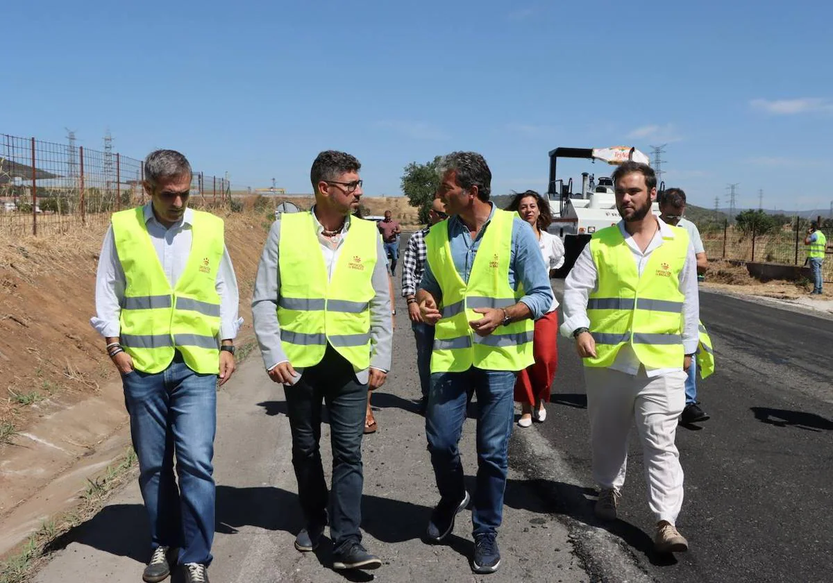 El director general de Infraestructuras Viarias y el diputado de Infraestructuras visitan las obras de la carretera de Valuengo