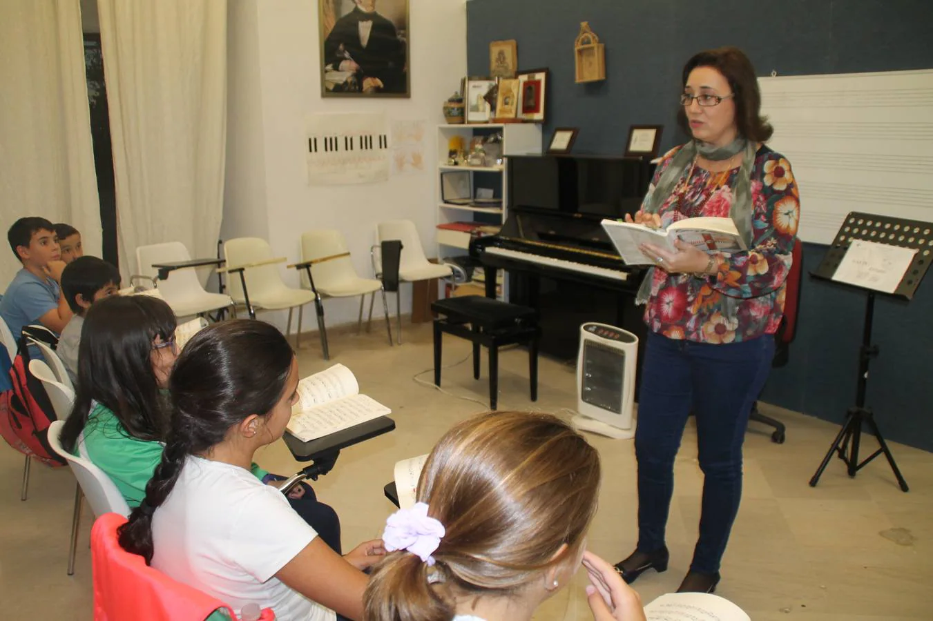 María Asunción Pérez, impartiendo clase a sus alumnos en la Escuela Municipal de Música.