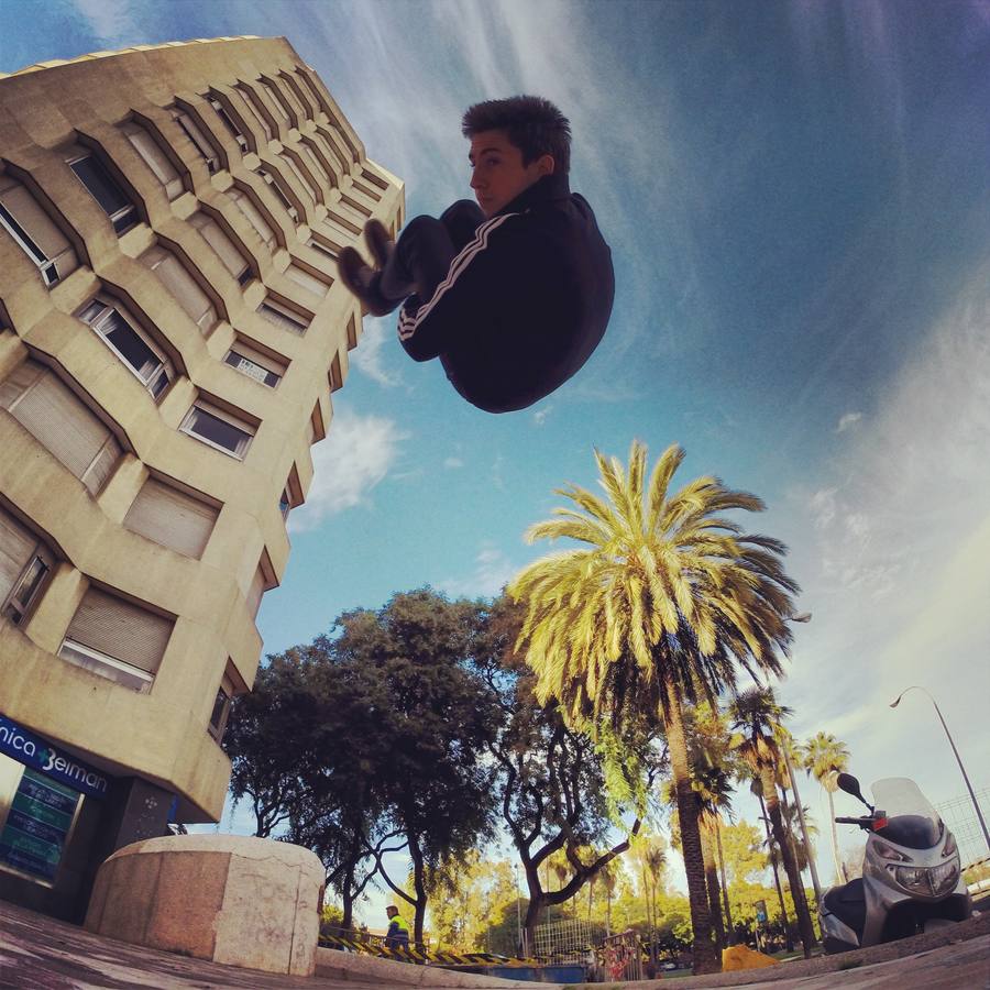 José Manuel Mazuecos practicando parkour.
