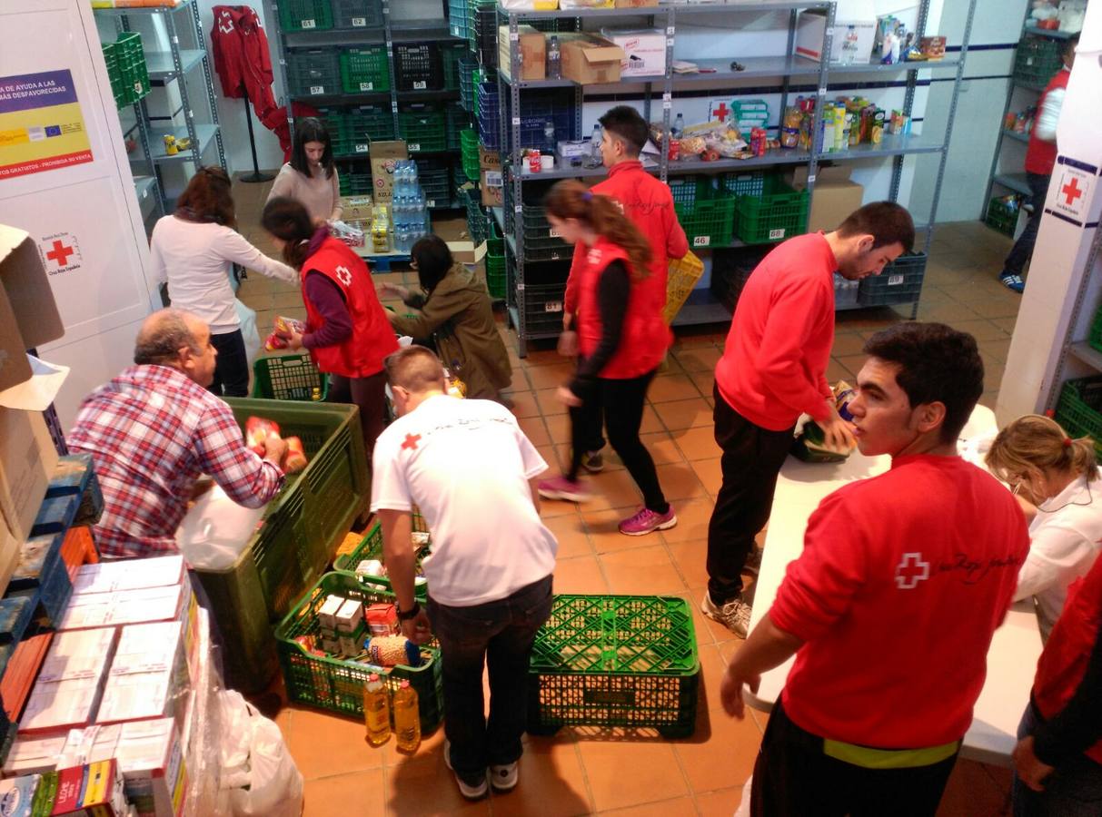 Voluntarios, el sábado en el almacén de alimentos ,organizando la ayuda recibida.M. Villafaina.