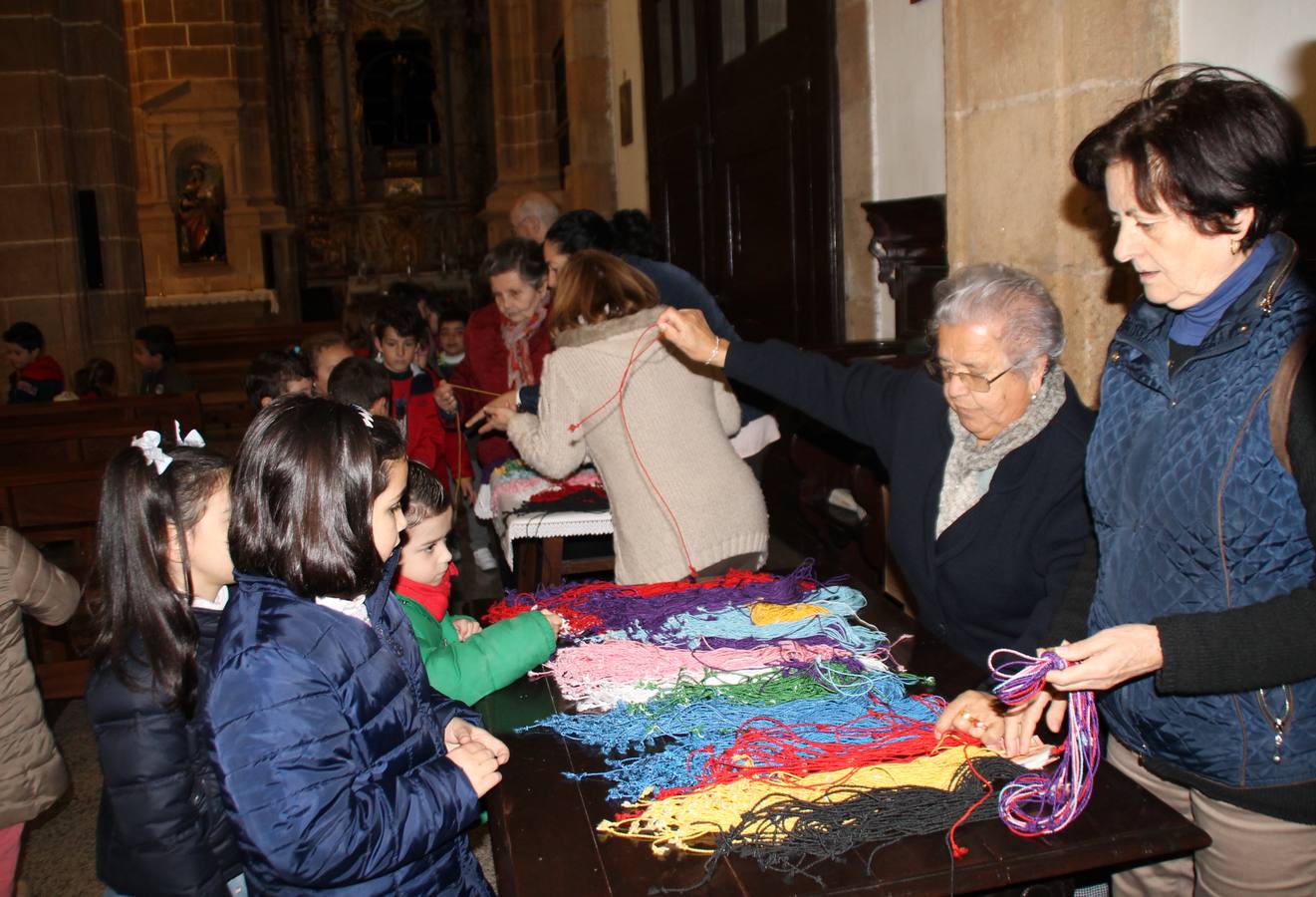Escolares adquiriendio hoy su cordón de San Blas.