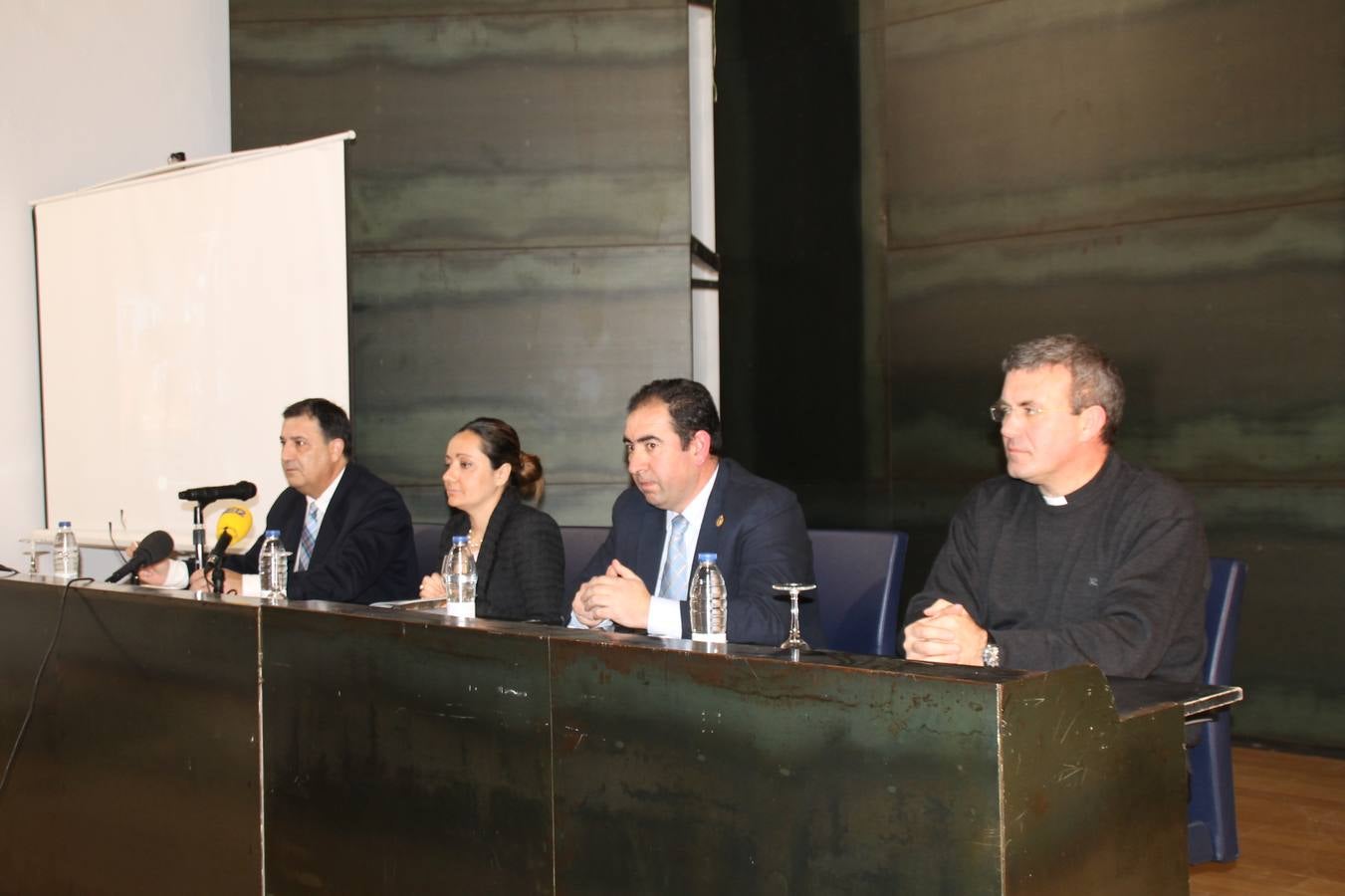 Autoridades y miembros de la Junta de Cofradías en la presentación de la revista.
