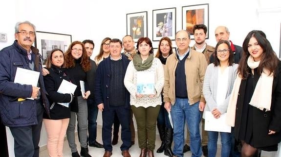 Grupo de personas que participan en la exposición 