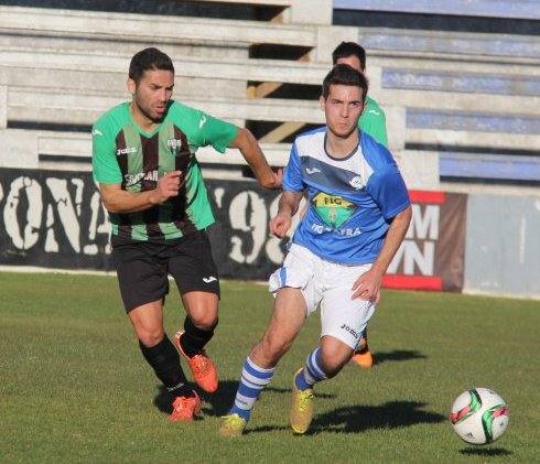 Yeyo defiende el avance de un jugador del Díter.