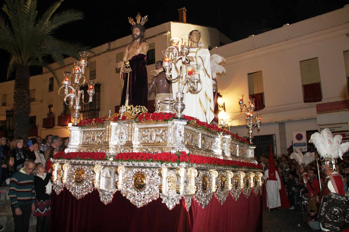 Paso del Señor Ecce-Homo, momentos antes de su recogida en la iglesia de San Miguel.