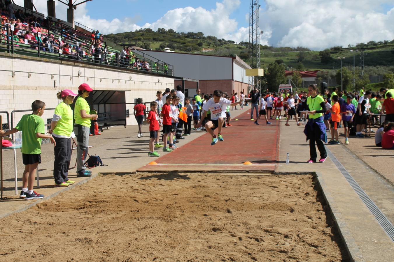 Escolares participando en la prueba de salto de longitud.