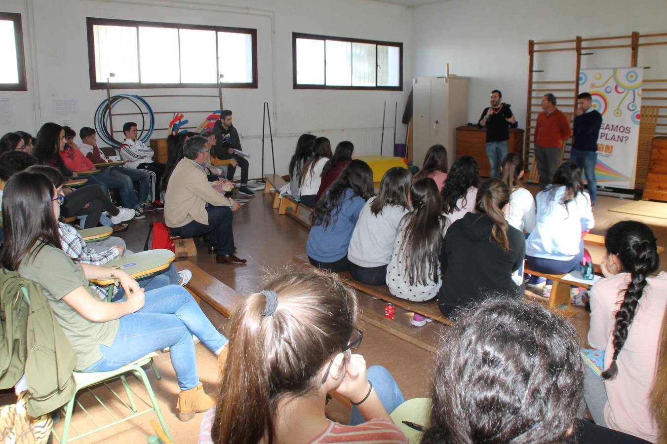 Alumnos durante la apertura de la sesión debate celebrada en el Instituto 'El Pomar'