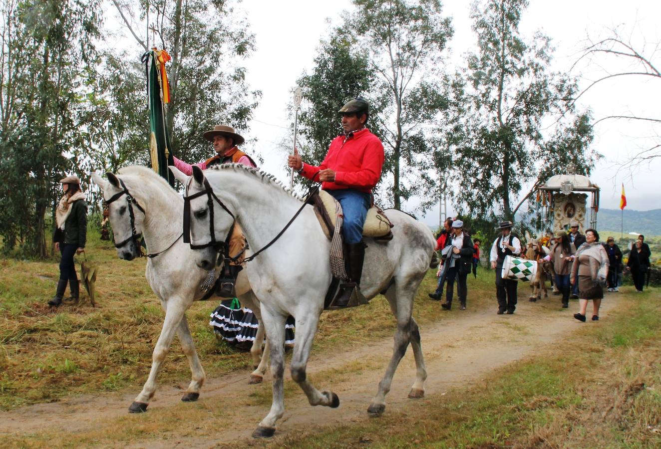 Momento de la llegada del Simpencado de la Virgen, en su carreta, a la dehesa boyal.