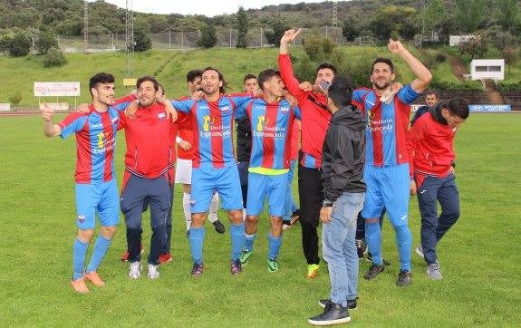 Fiesta sobre el césped jerezano de los jugadores del Extremadura tras el punto que les hace campeones.