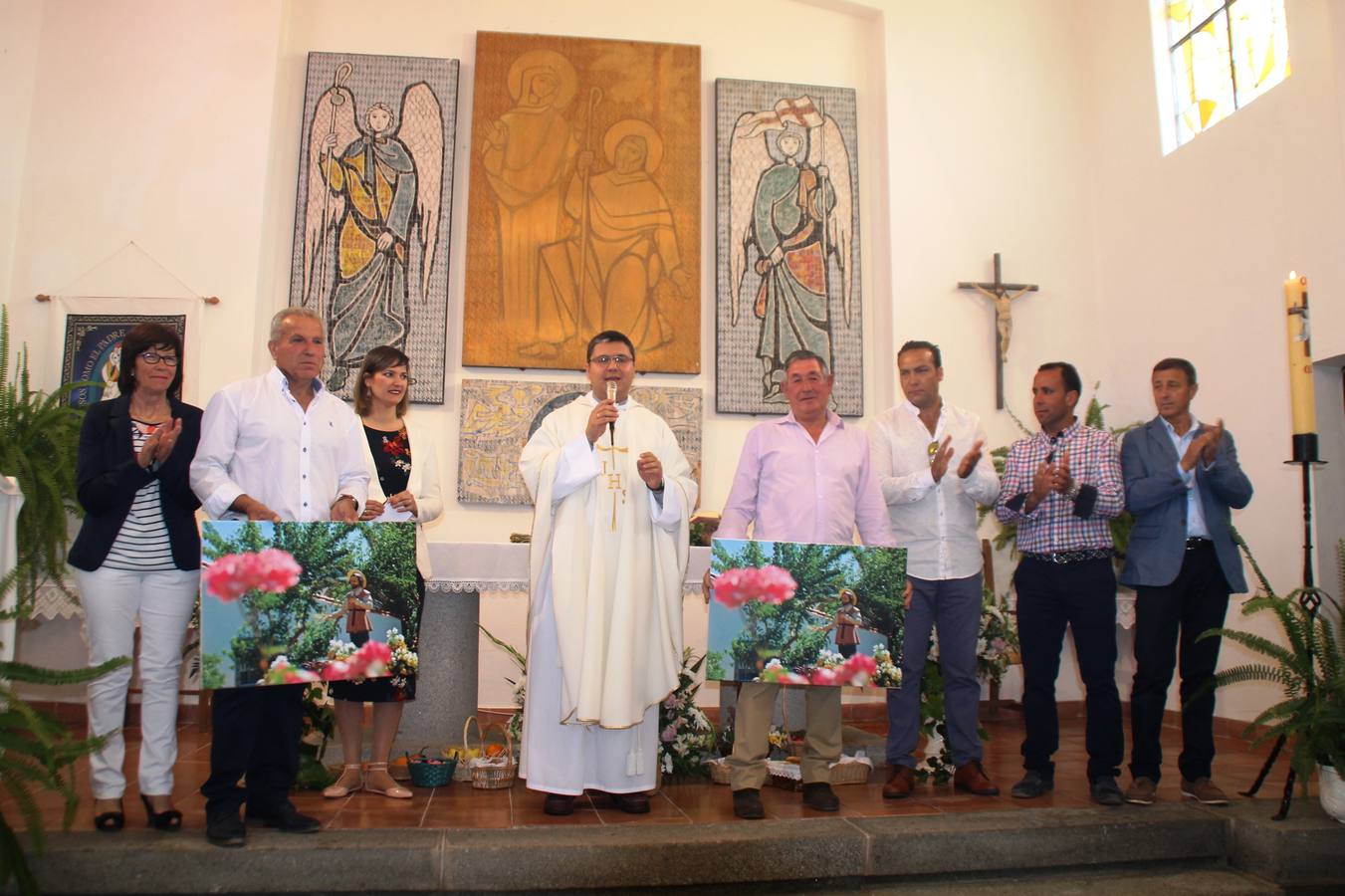 Un momento del homenaje en la iglesia de La Bazana.