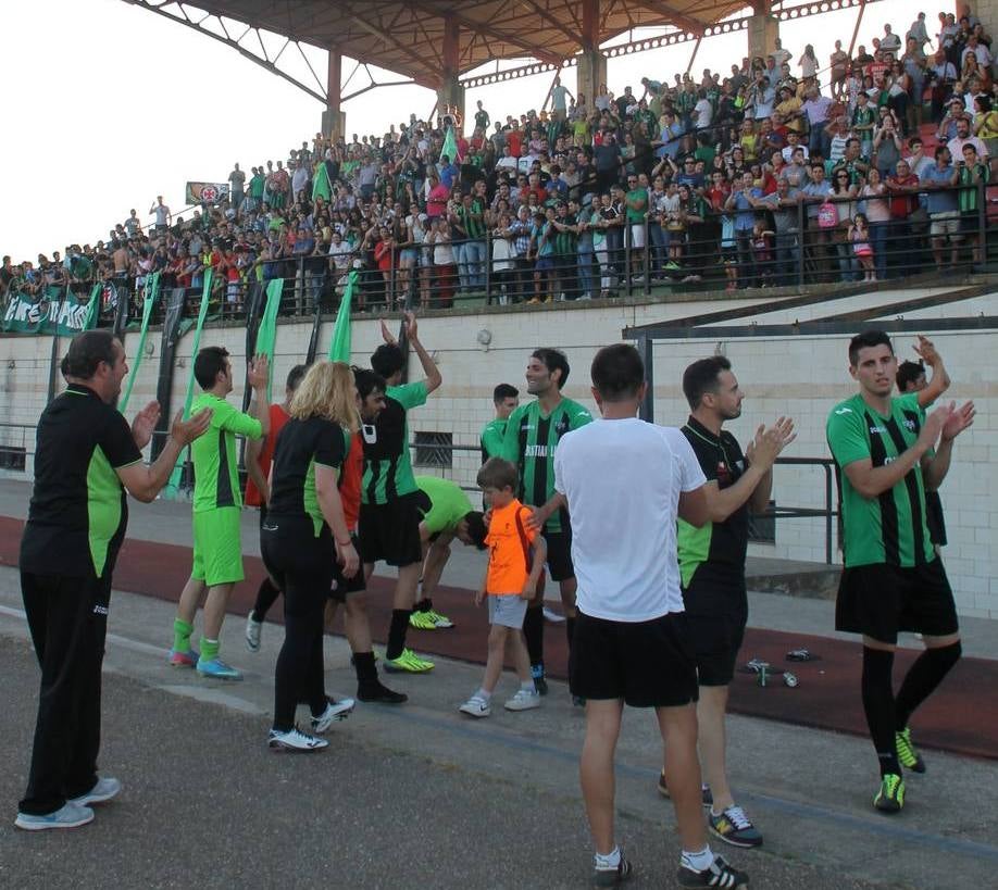 Los verdinegros quieren volver a compartir su disfrute con la afición. HOY Jerez.