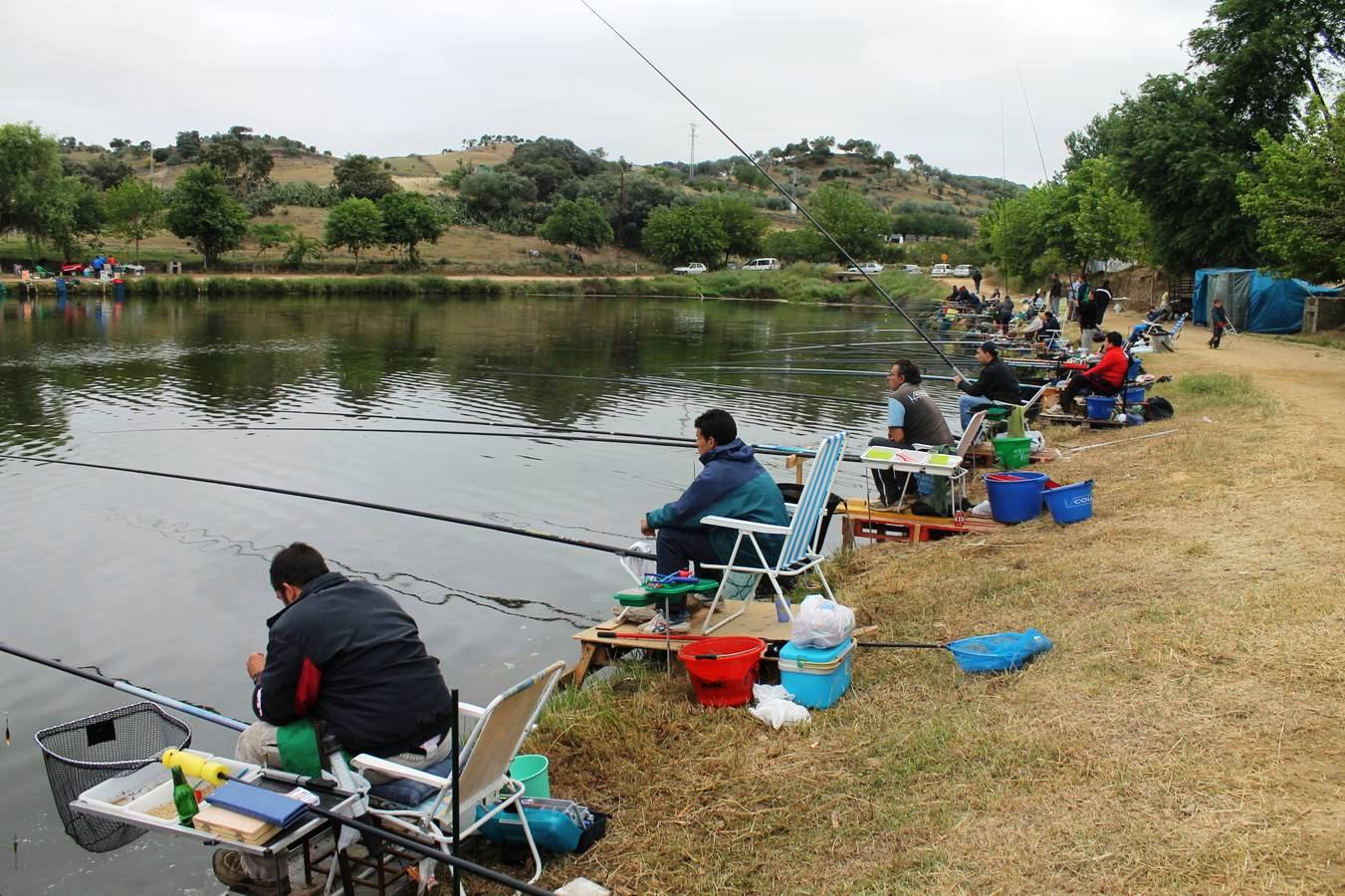 El concurso reúne cada año a un gran número de pescadores en torno a la charca.