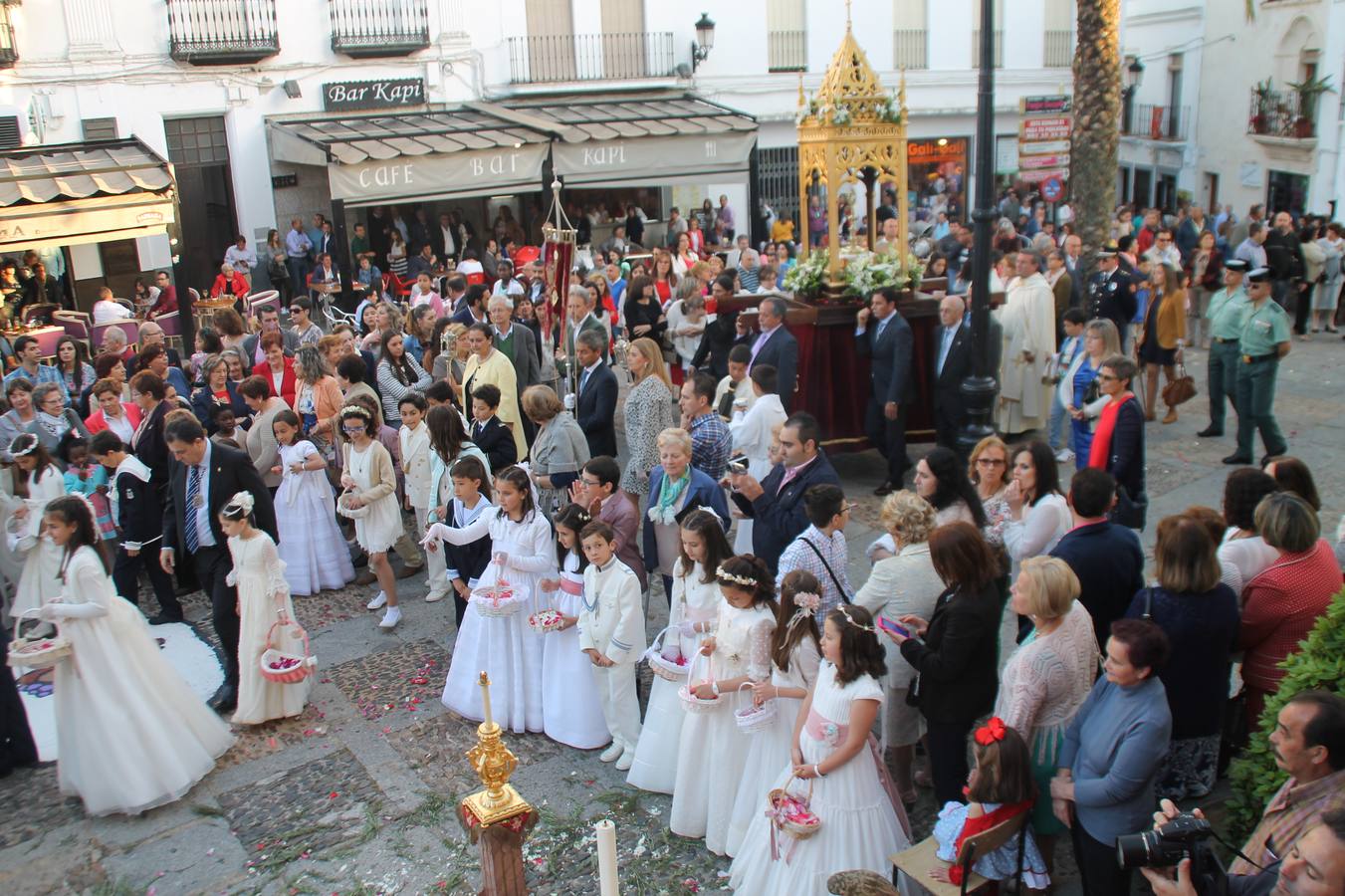 La presencia de público fue uno de los aspectos destacados de la celebración, ayer, del Corpus Christi.