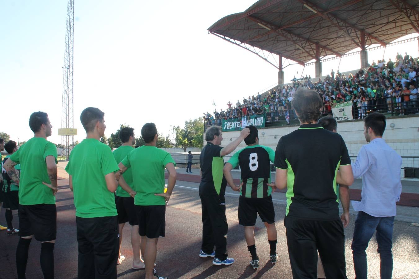 Vázquez Bermejo con sus jugadores, agradeciendo el apoyo de la afición.