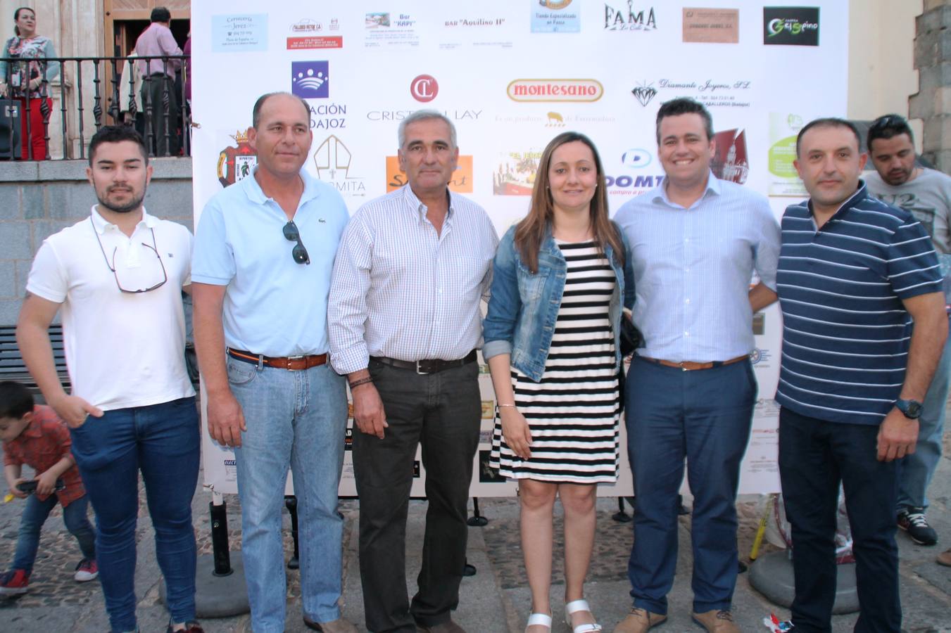 Ganadores del Concurso junto a la alcaldesa, el concejal de deportes y el presidente en funciones de la Sociedad Balboa.