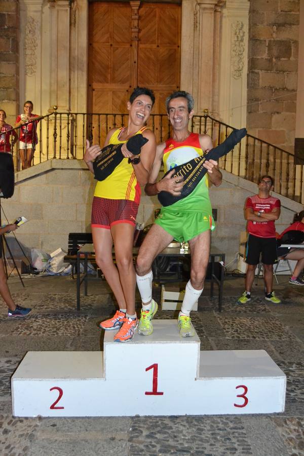 Los ganadores de la carrera absoluta con su rico premio.