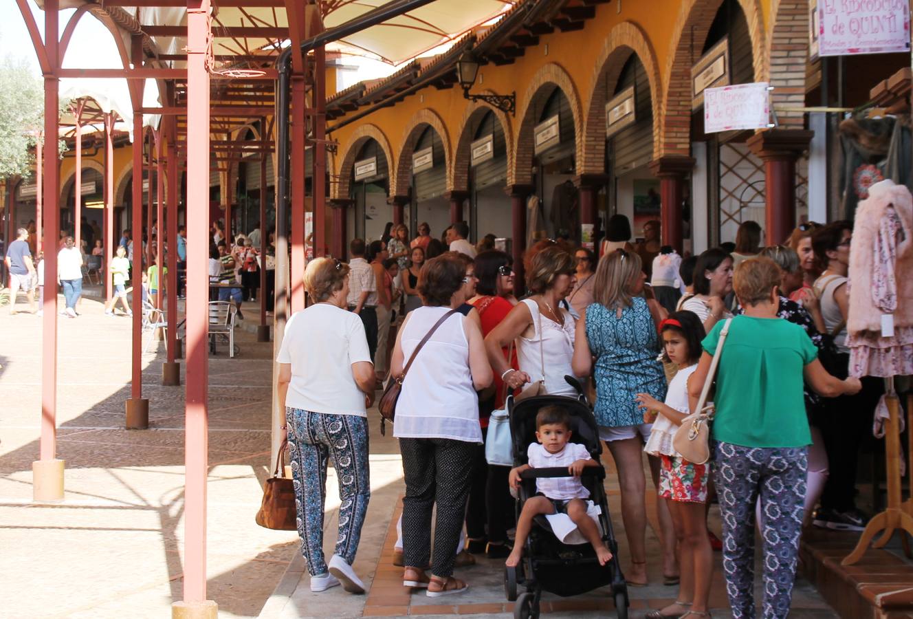 Público visitando la II Feria del Comercio y la Artesanía, en el recinto ferial, ayer.