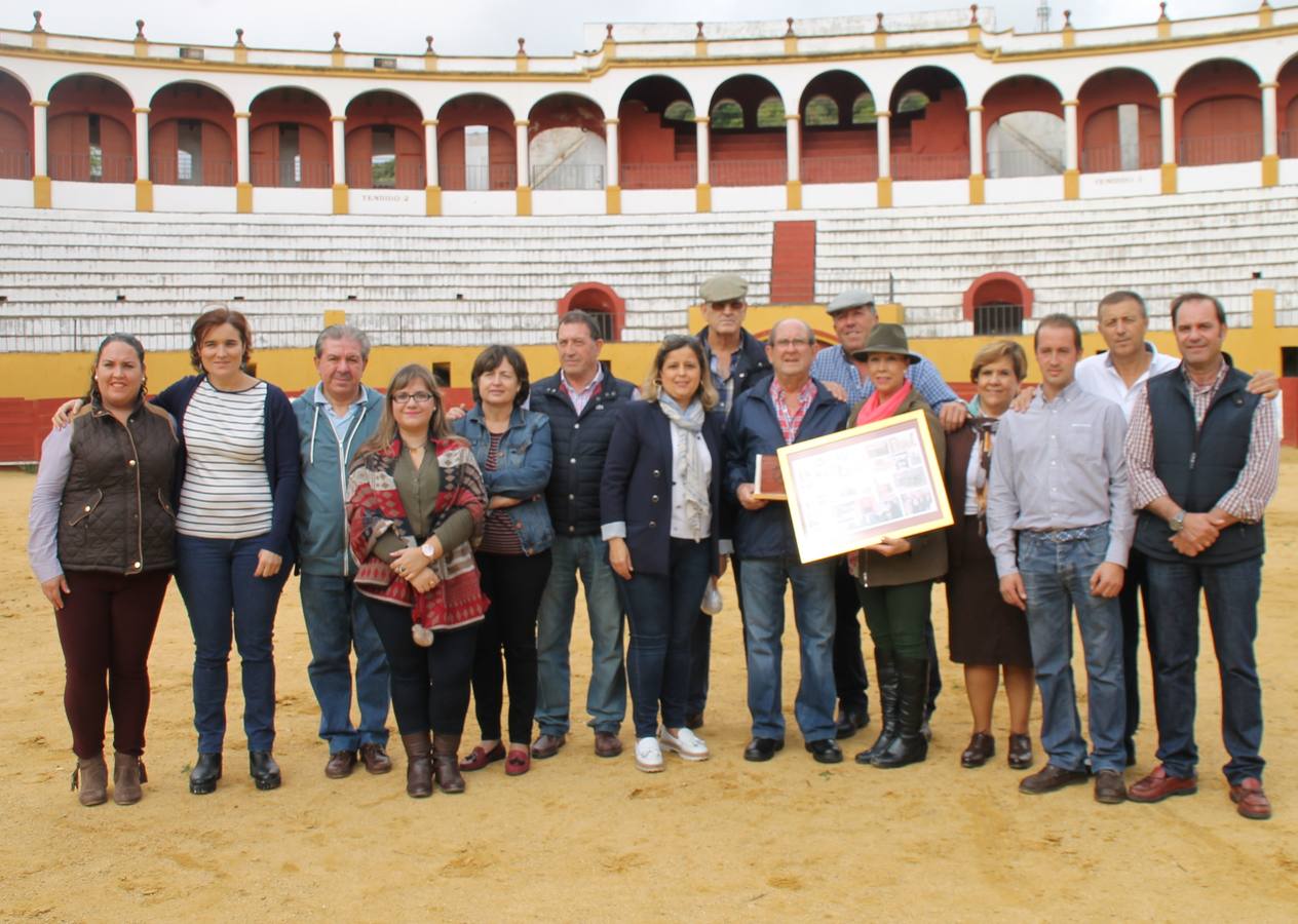 Miembros de la directiva de la Peña 'Conde la Corte' junto a Jesús Macarro (en el centro de la imagen). P.D.