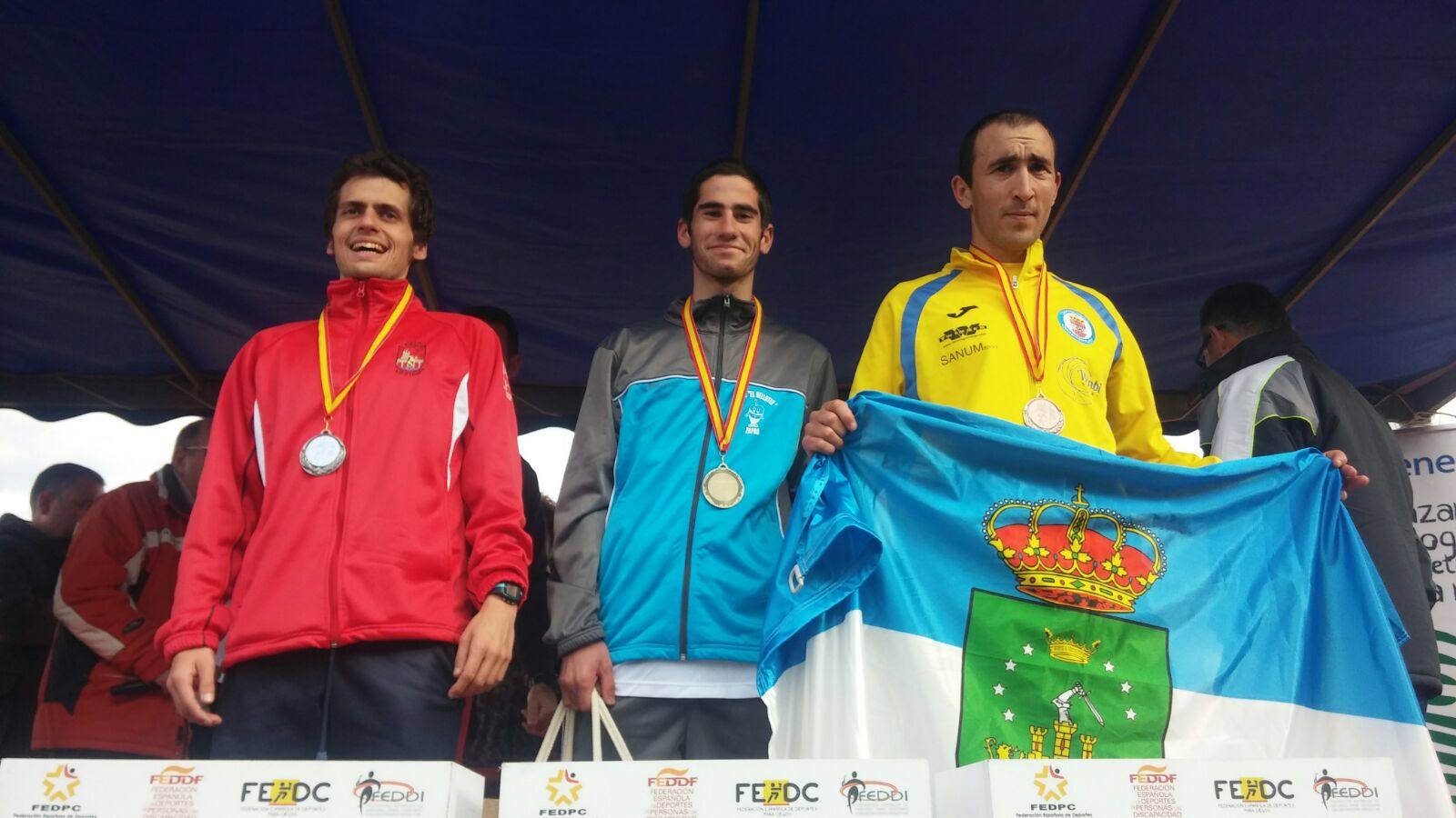 El jerezano Manuel Gómez, en el centro, en lo alto del podio.