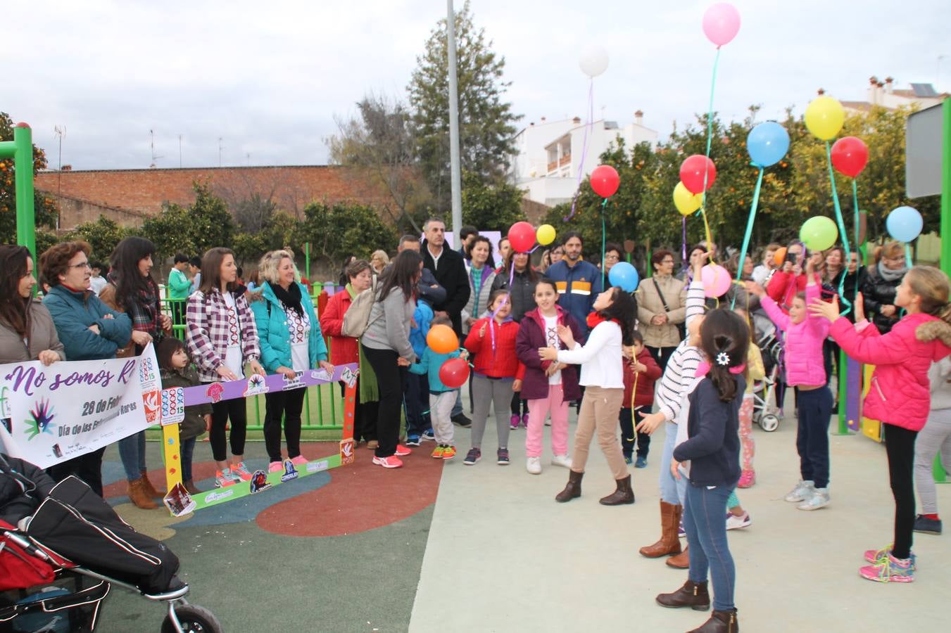 La caminata culminó en el parque de la Urbanización 'Vasco Núñez' con una suelta de globos y juegos.