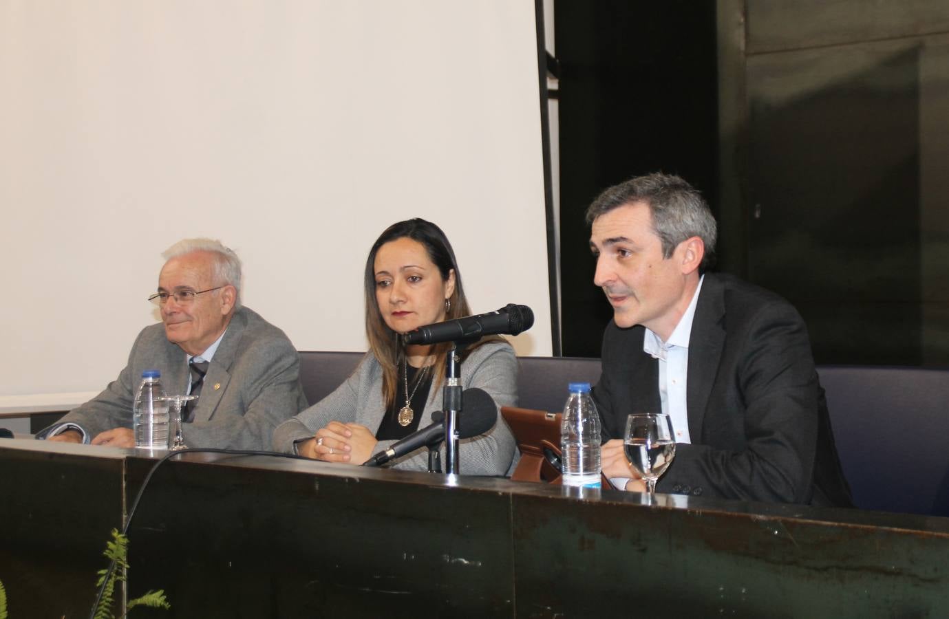 Juan José Estepa (izquierda), junto a la alcaldes y al editor de su libro.