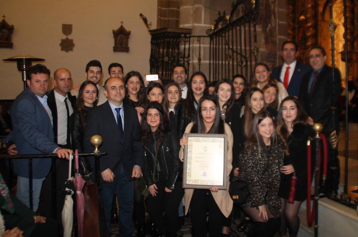 Miembros de 'La Trouppe' con su flamante título de 'Caballero cofrade'.