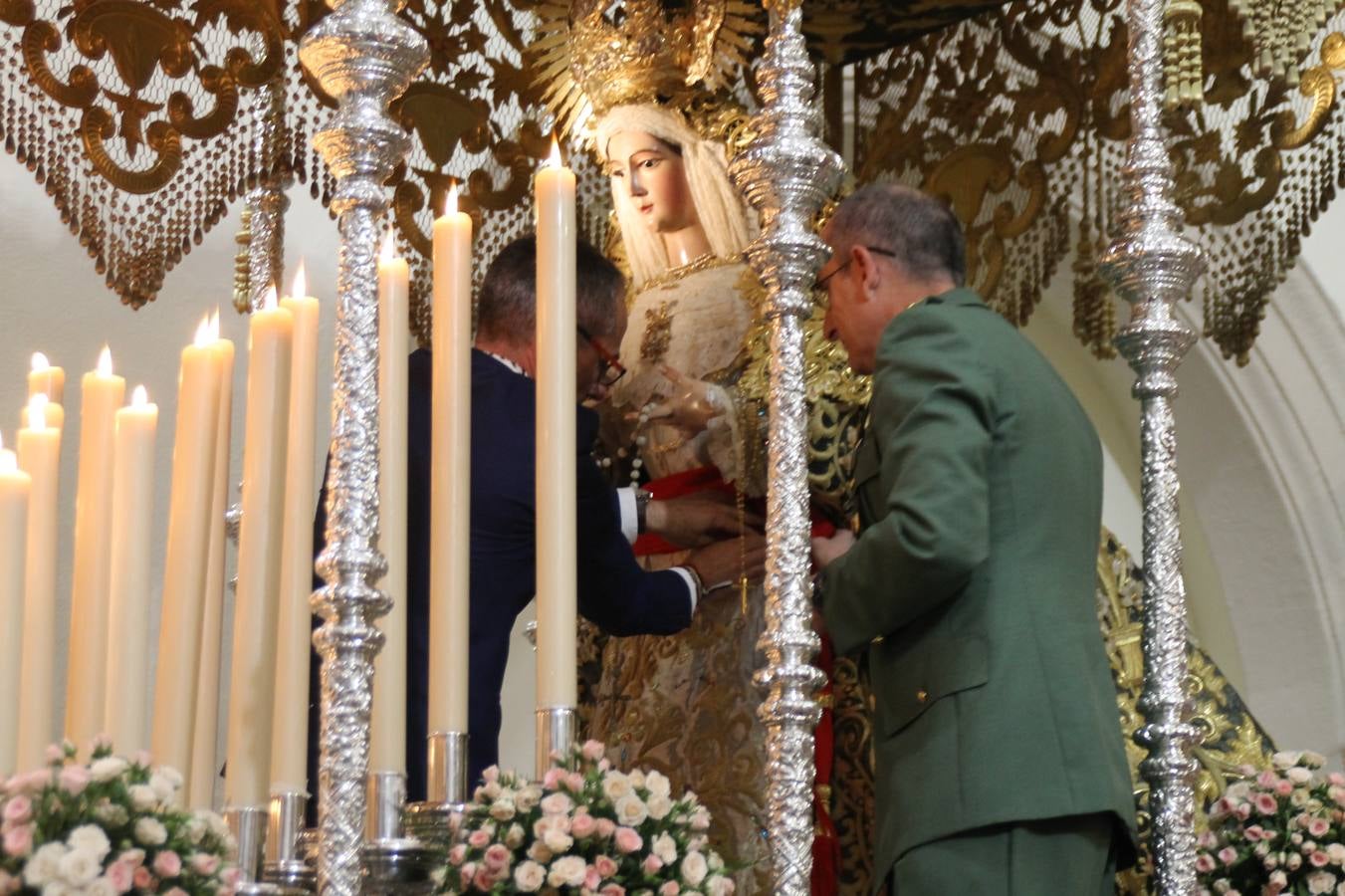 El General Jefe de la Legión, Juan Jesús Martín Cabrera, impone la ‘Faja de General’ a la Virgen del Rosario