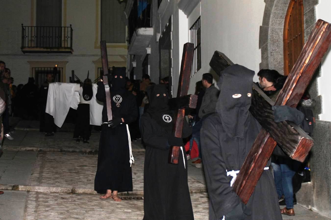 Penitentes en el Viacrucis del Lunes Santo en Jerez de los Caballeros.