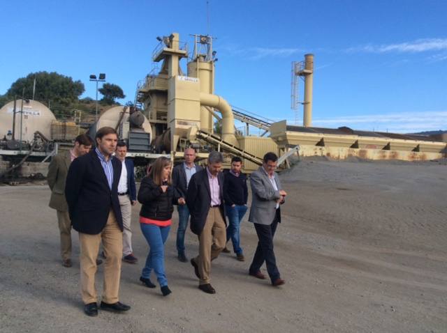 El consejero de Economía visitando en Jerez la planta de la que ha salido el material para asfaltar el tramo de la EX 112 rehabilitado.
