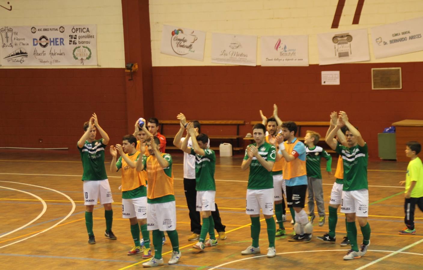 El equipo de la Asociación Jerez Futsal aplaudiendo a la afición en el primer partido de play off.