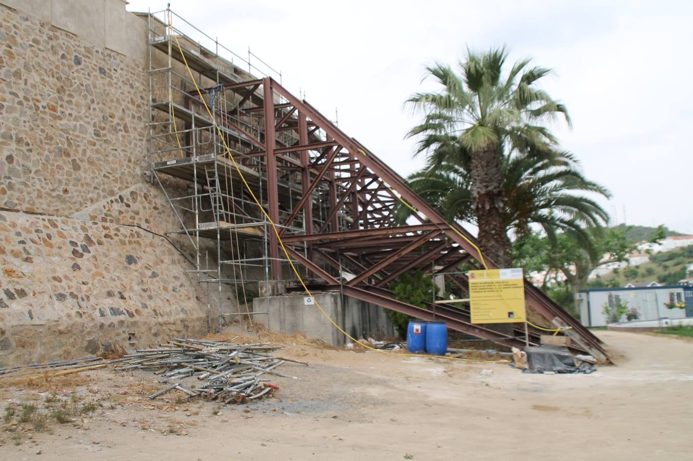 Tramo de la muralla en obras.
