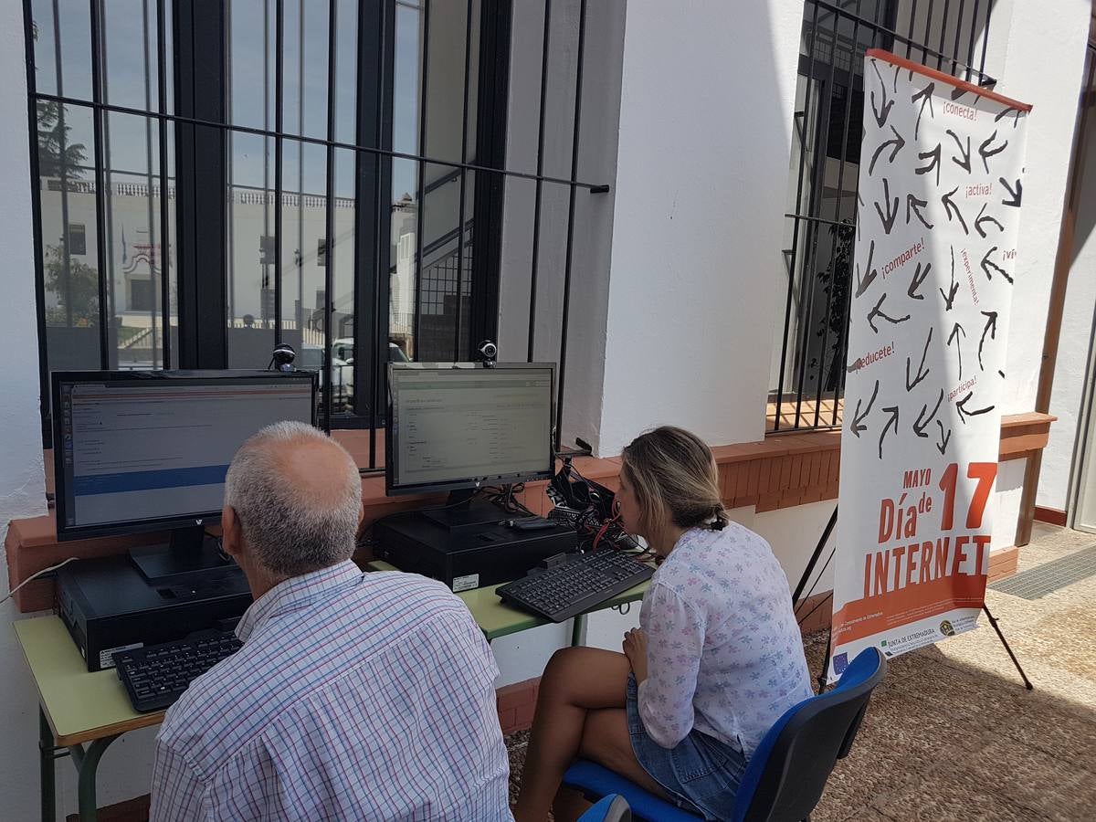 Usuarios con llos equipos del NCC que hoy, Día de Internet, han estado ubicados en el espacio exterior de este centro.