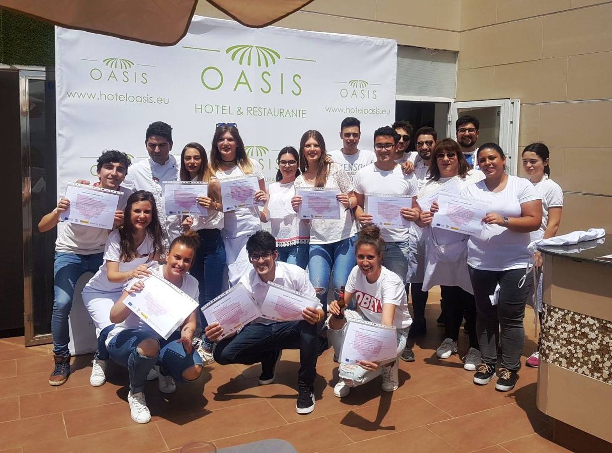 Alumnos participantes en el curso, contentos con su diploma.