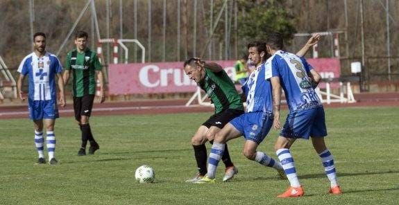 Oli protege el balón ante la presión de un jugador del Lorca Deportiva.
