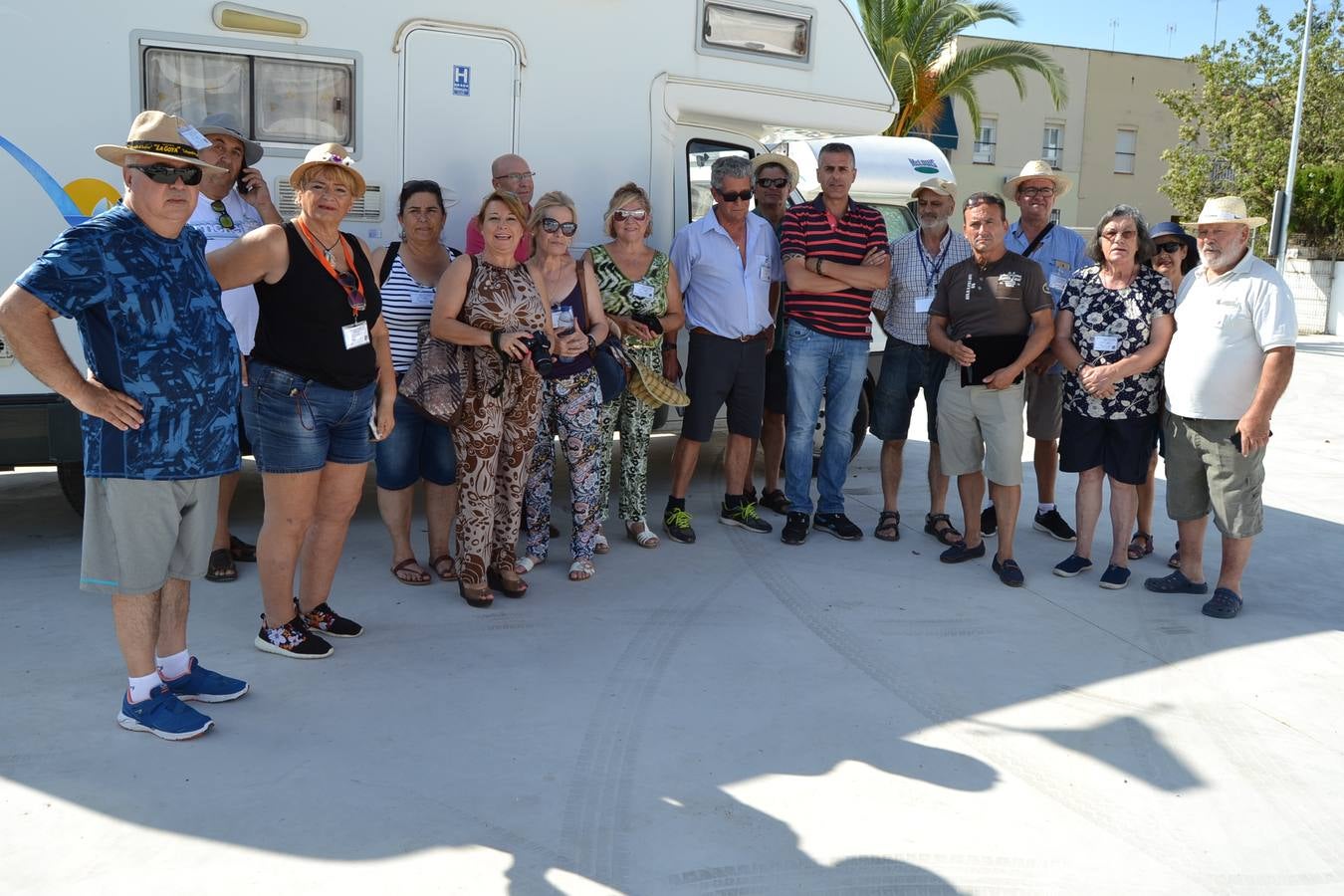 Autoridades y autocaravanistas en la inauguracion del área de aparcamiento y estancia de autocaravanas en Jerez.