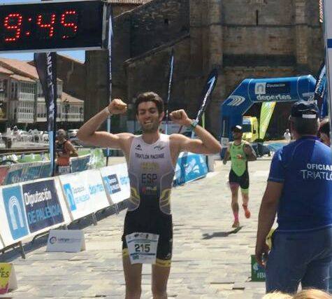 Álvaro Crespo levantando los brazos en su llegada a meta.