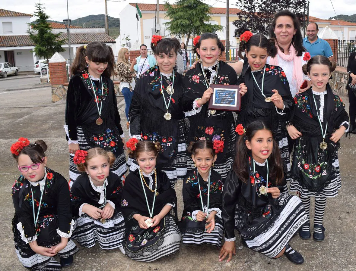 Feliciana Ciria Basilio (arriba a la derecha), junto con algunas de las niñas que integran el grupo 'Jara y Jerez'.