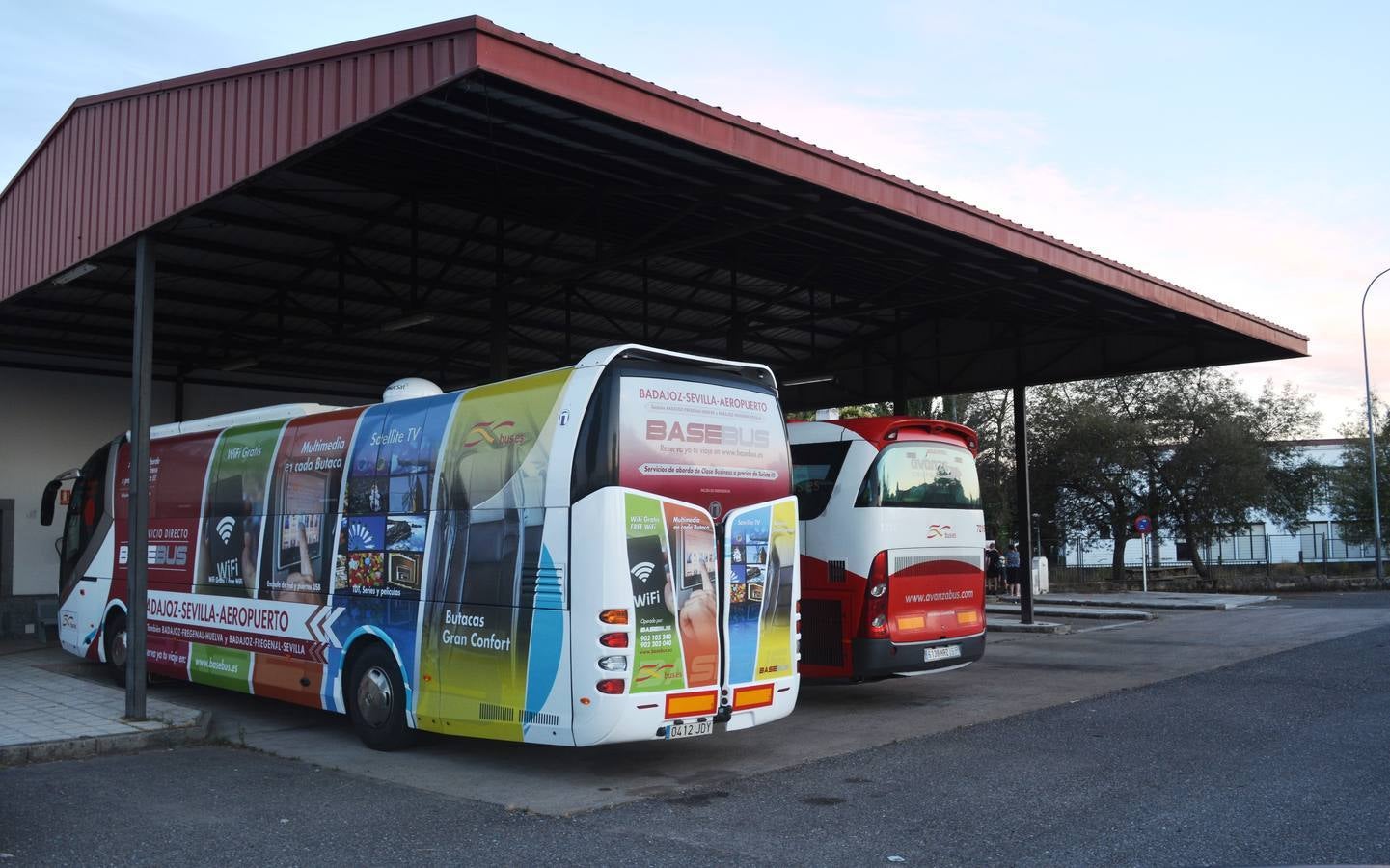 Un autobús de la empresa BASEBUS en la estación de Fregenal de la Sierra.