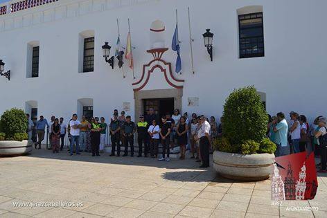 Concentración hoy viernes a las puertas del Ayuntamiento de Jerez de los Caballeros.Ayuntamiento Jerez de los Caballeros.