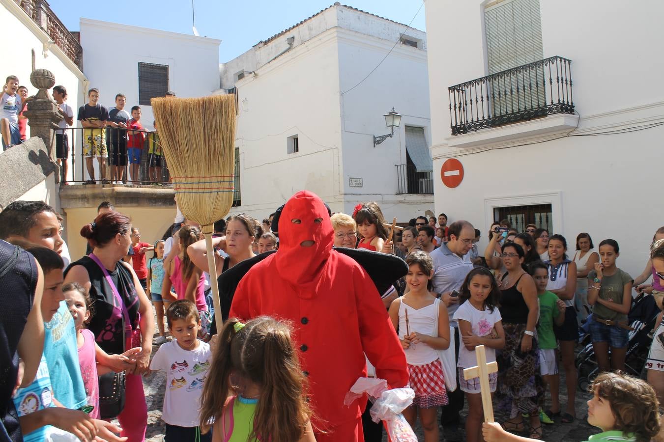 La salida del diablo congrega a cientos de niños en torno al templo patronal, el 23 de agosto.