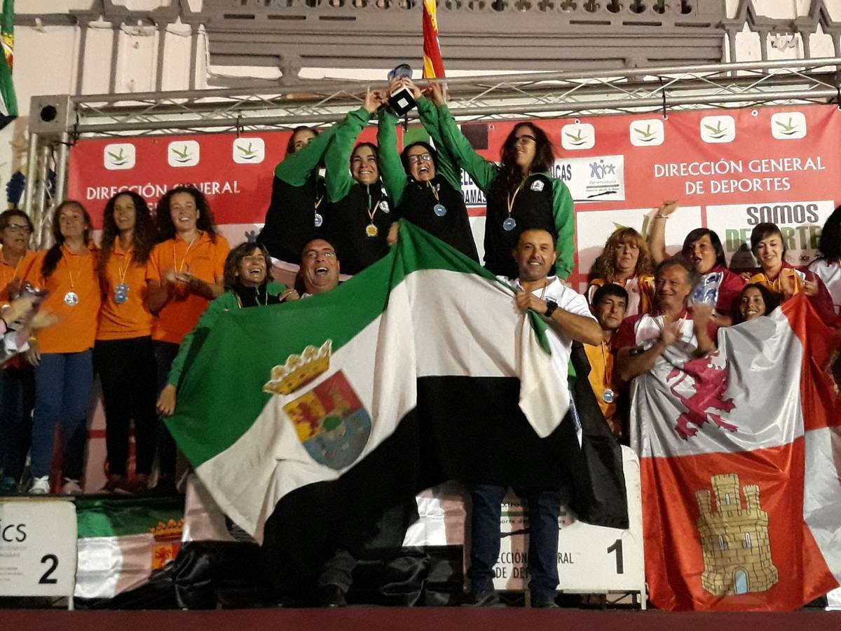 El equipo extremeño de Damas celebrando el título de campeonas.
