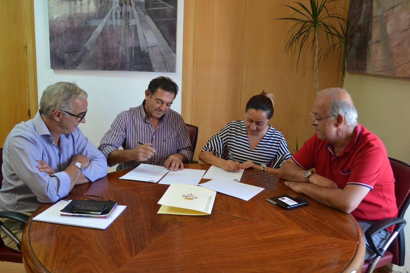 La alcaldesa junto a responsables y colaboradores del proyecto, durante la firma del convenio en el Ayuntamiento. Cedida.