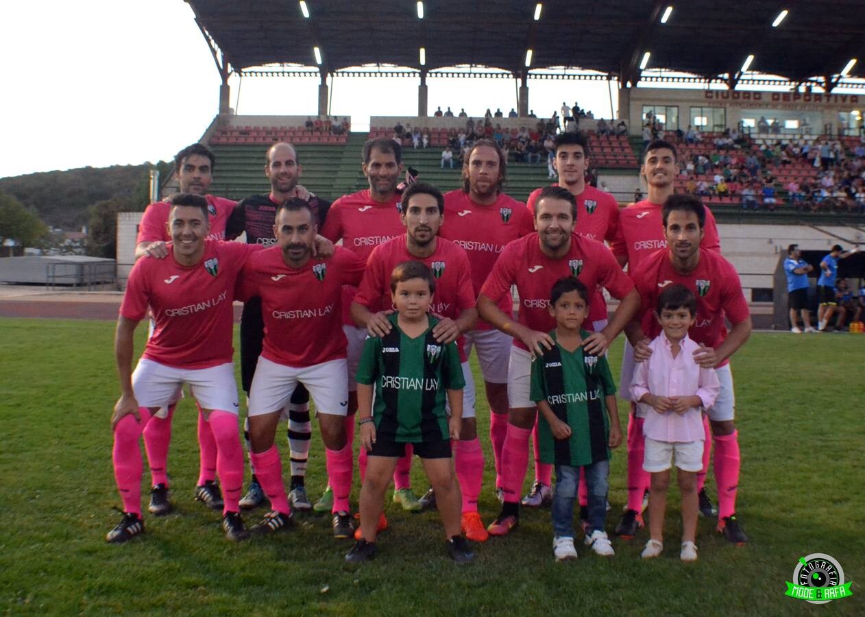 Jugadores del Jerez con la equipación de color rosa distintivo de la lucha contra el cáncer de mama.