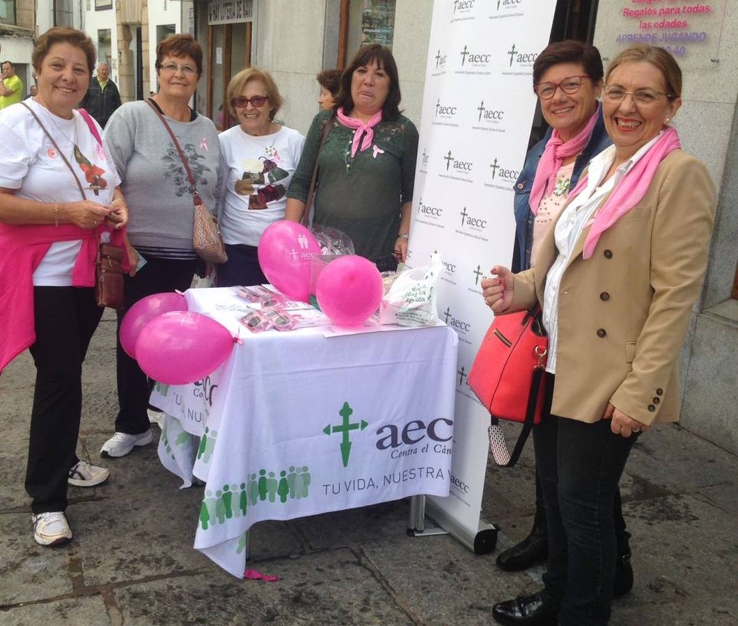 Miembros de la Junta local de la AECC en el punto de información que han instalado en la Plaza de España.