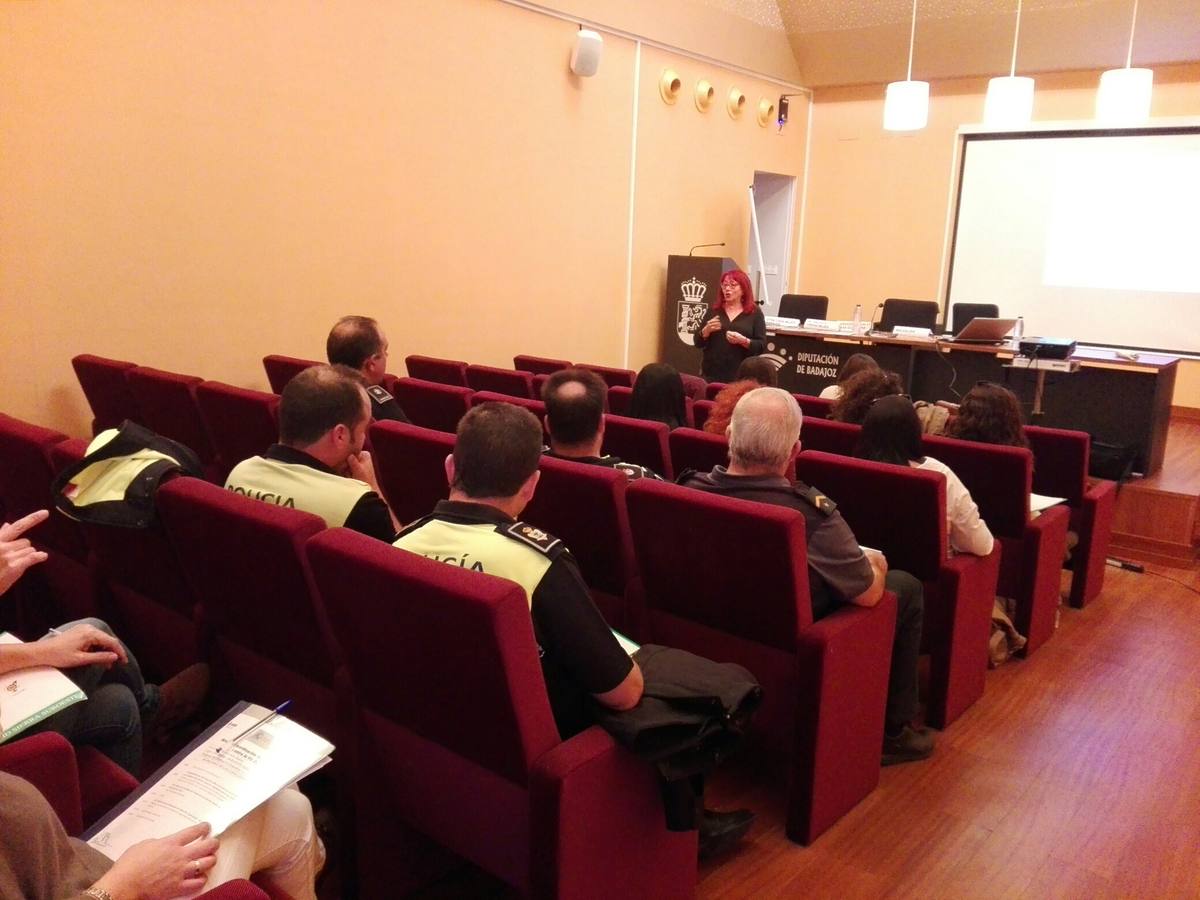 Asistentes al encuentro en una de las ponencias celebradas en el salón de actos del CID Sierra Suroeste.