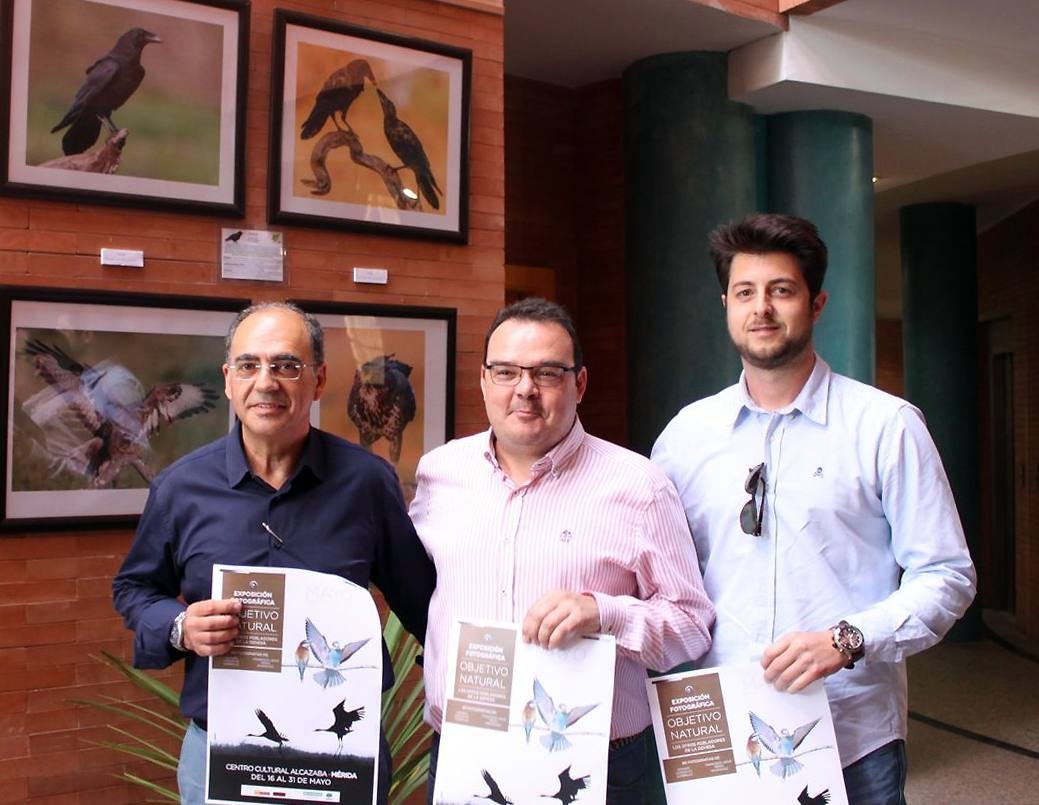 Genaro González y Francisco Jesús Pérez ( a izquierda yd erecha) durante la estancia de la exposición en Mérida. 