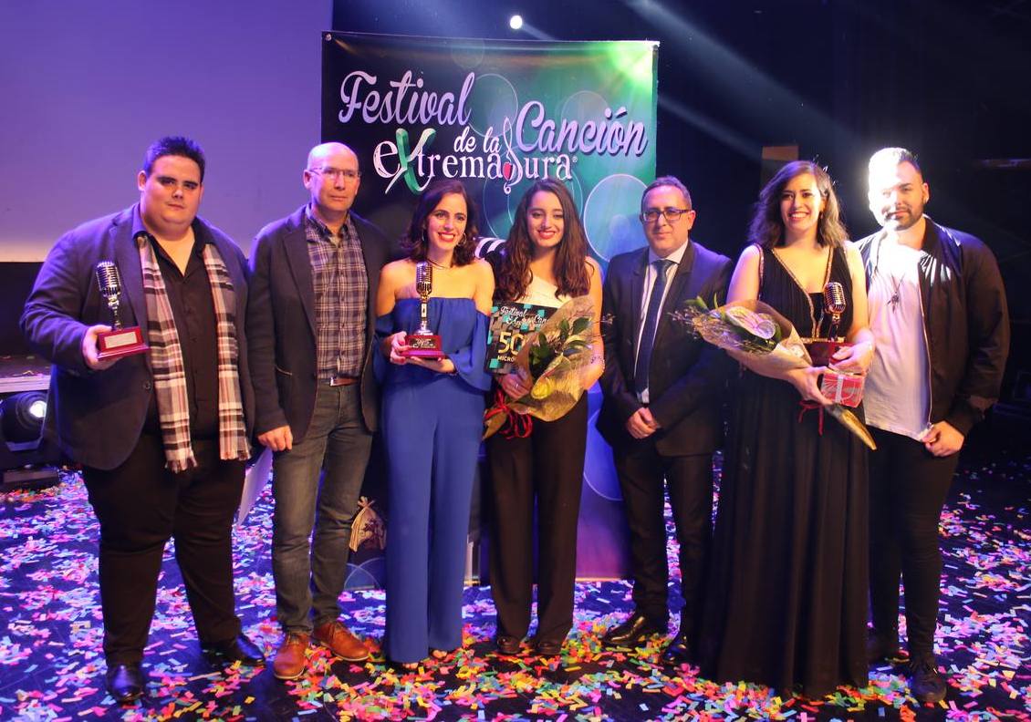 Los ganadores de la gala tras recoger su respectivo galardón.